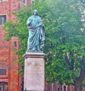 Toruń atrakcje na weekend - pomnik Kopernika