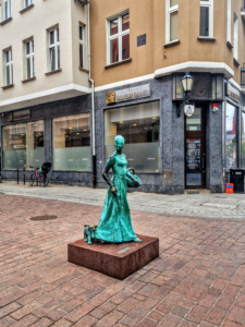 Toruń pierniki - pomnik piernikarki